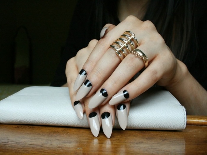 Stilett-naglar-idéer-neutral-basrock-svart-nagelsäng