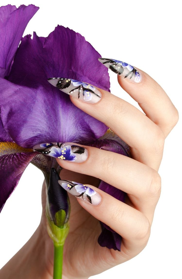 stilett naglar mönster-blomma-motiv-lila-svart-blomma-naturliga