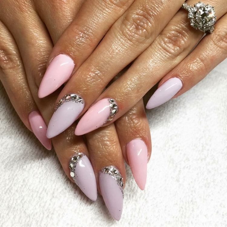 stilett-naglar-mjuk rosa-pastellfärger-lila-glitter-pulver-spetsig-natur-ring