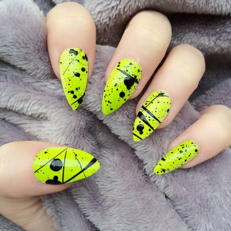 stilett-naglar-neon-färg-gul-svart-stänk-prickar-tyg-grå-kortspetsig