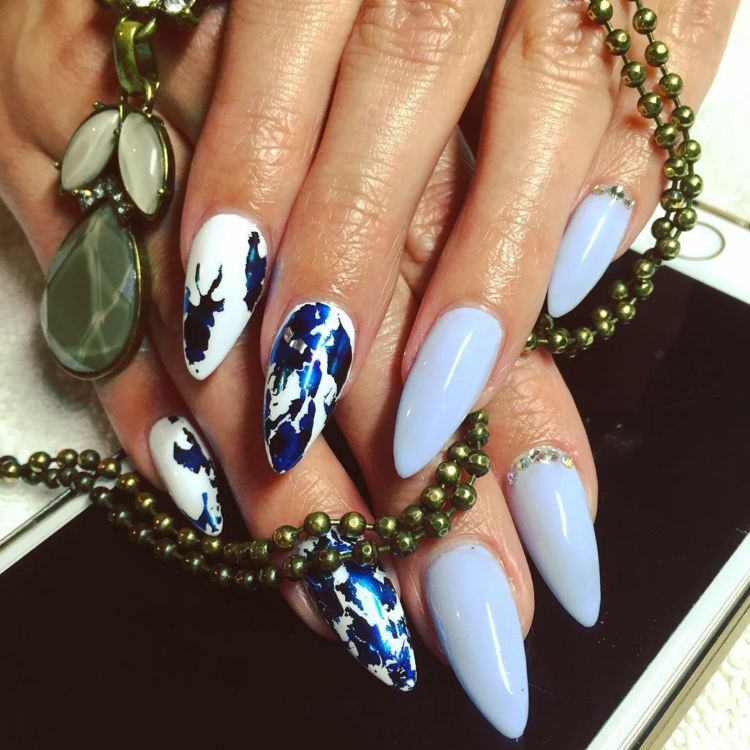 stilett-naglar-vit-mörkblå-ljusblå-kedja-smycken-praktiskt-kort-naturligt