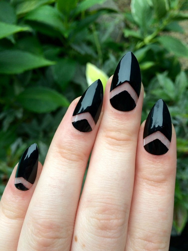 stilett-naglar-negativ-rymd-svart-geometrisk-figur-kortspetsig