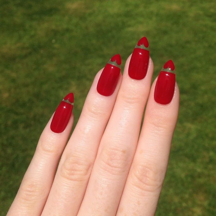 stilett-naglar-röda-akryl-spetsiga-lång-hjärta-monokrom-spetsiga händer