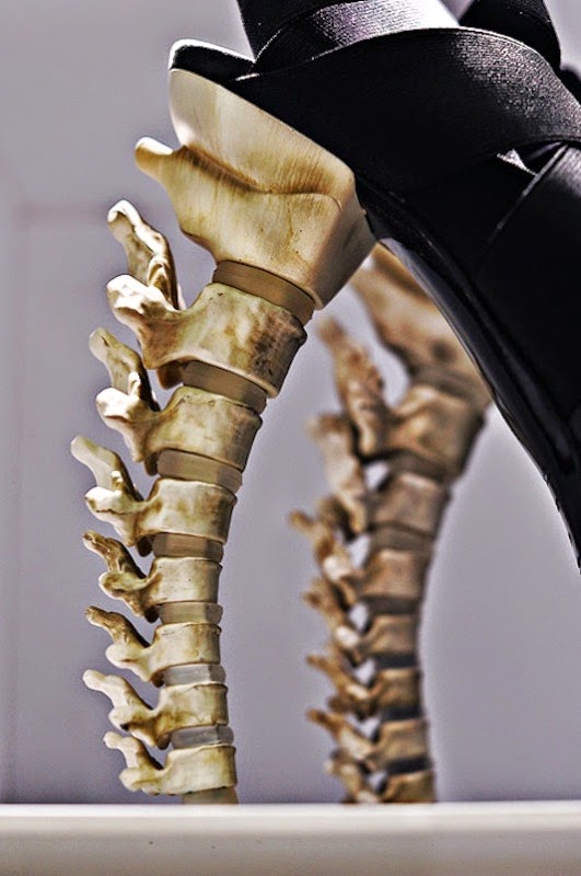 ryggrad-design-dsquared-höst-2010 Klackar i skelettform