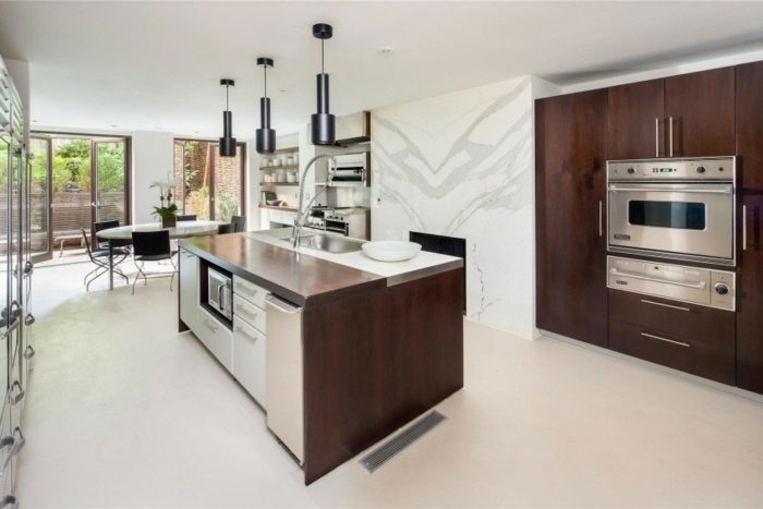 Kök-marmor-vägg-matbord-rostfria ytor