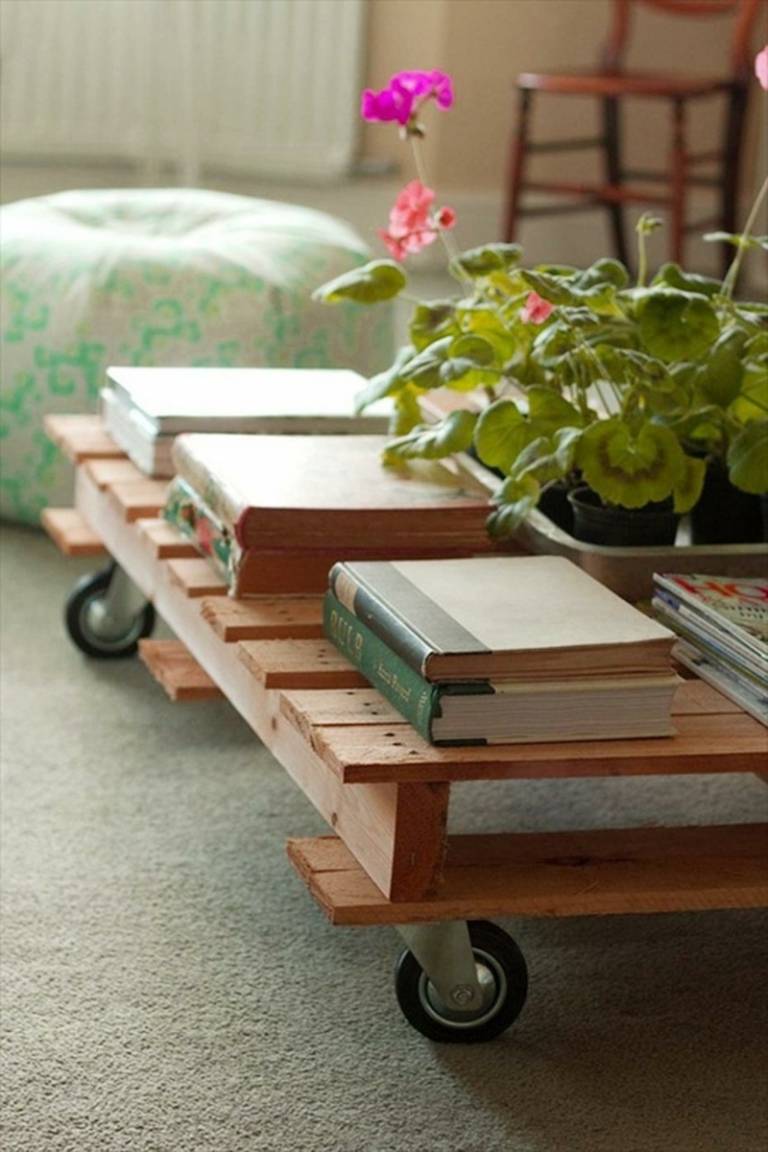 möbler från euro -pallar lågt soffbord hjul böcker blommor
