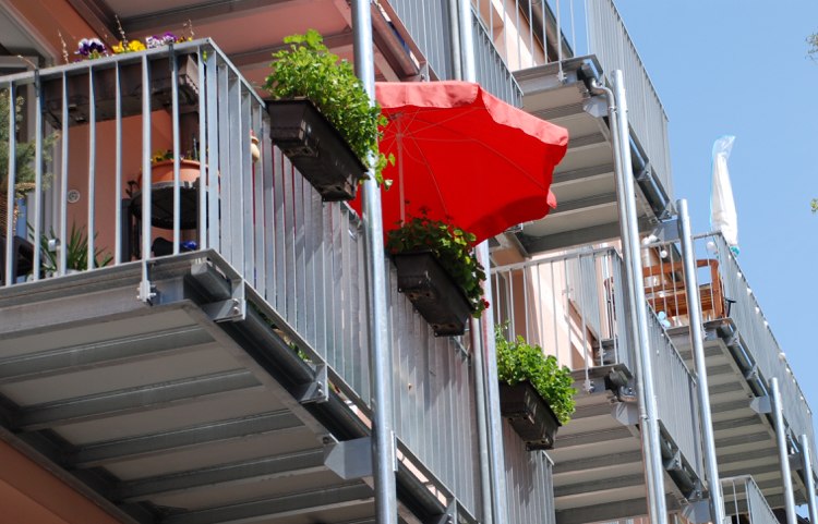 Solskydd, parasoll-röd-balkong-blomlåda-stålräcke