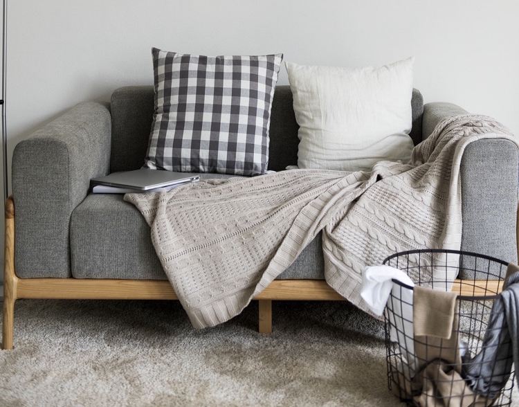Matta vardagsrum ljus hälsosam grå 2-sits soffa trästomme