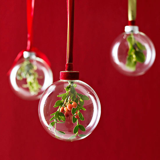 Grönröda dekorativa julgransbollar Glas adventstid hantverk julidéer