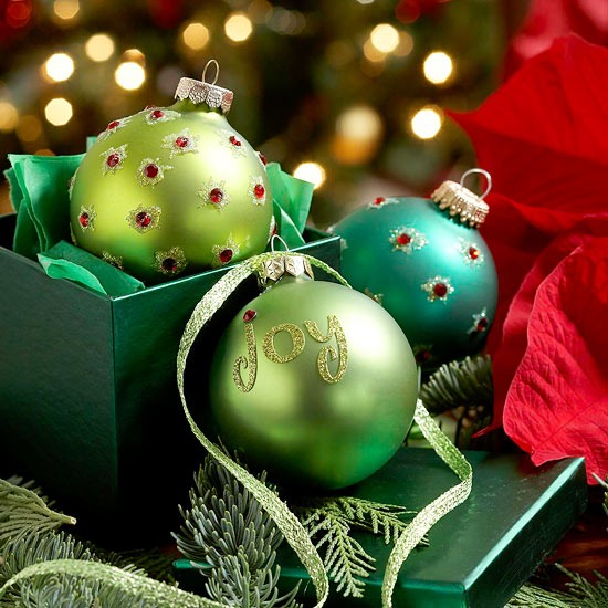 mattgröna bollar Julgransdekorationer kransar dekoration-traditionella