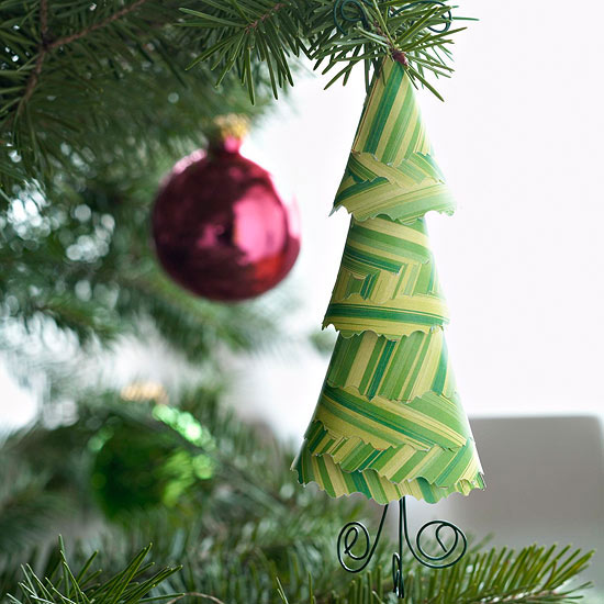 Dekoration för att hänga upp julgranskulor med papper