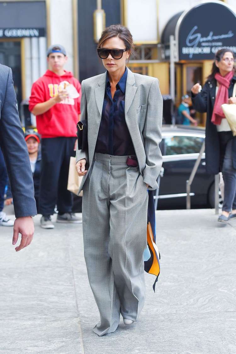 Victoria Beckham Outfits Tygbyxor på vintern kombinerar höstens affärsdräkt