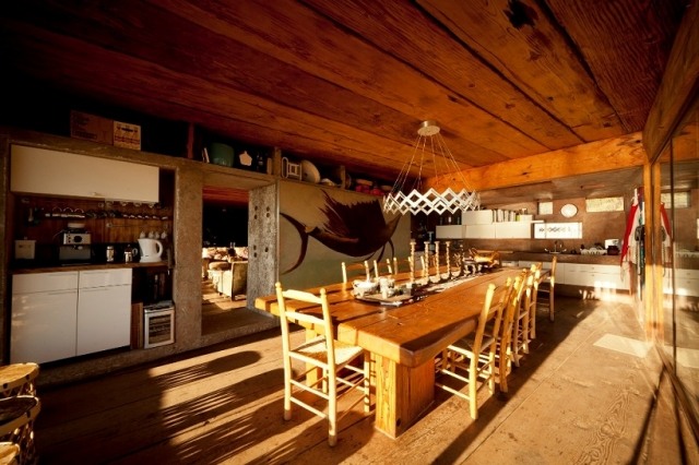trä strandhus direkt hav inuti kök matplats massivt trä matbord