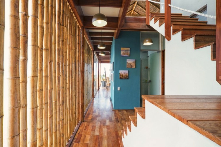 bambu design korridor trappor parkett turkos vägg måla lampa