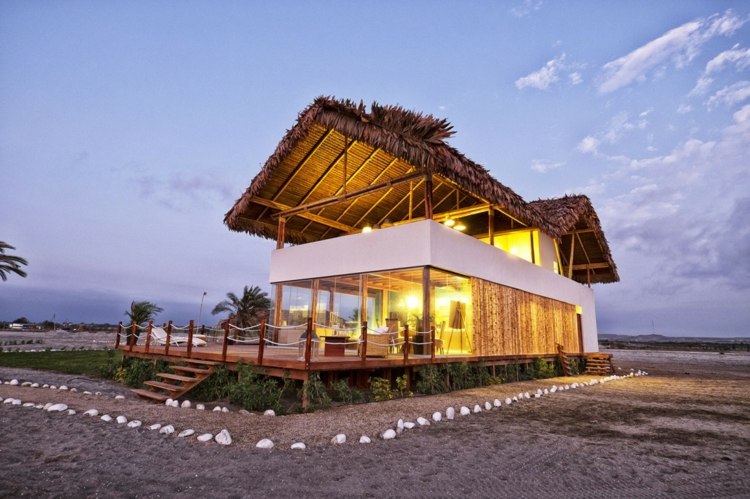 bambu stuga veranda design trä belysning natt strand tak halm