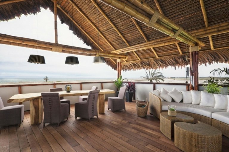 bambu strand hus balkong vardagsrum matbord drivved tak