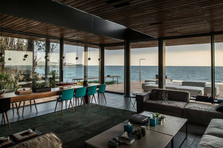 strandhus i medelhavsstil vardagsrum lounge soffbord matta-tak-trä