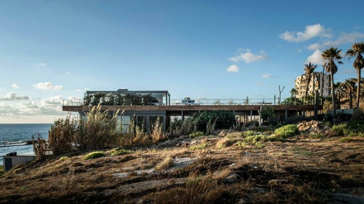 strandhus i medelhavsstil graeser landskap exotiska palmer