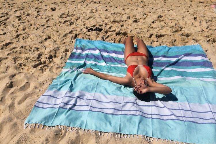 strandkläder-tillbehör-filt-sol-semester-tips-bikini