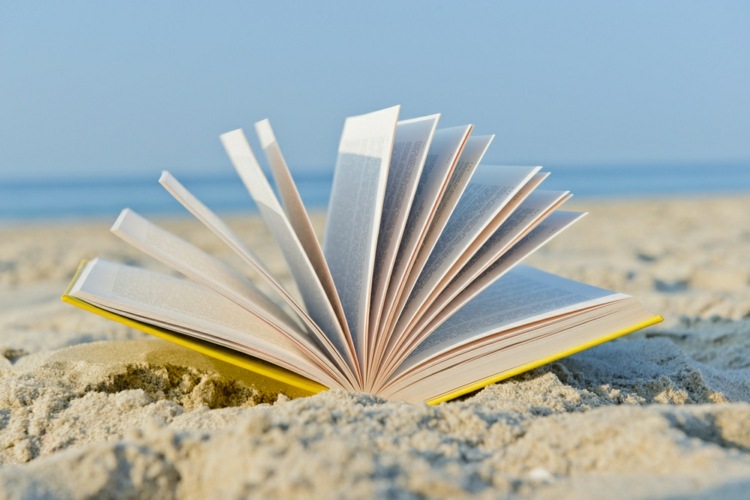 strandkläder-tillbehör-bok-underhållning-läs-idé