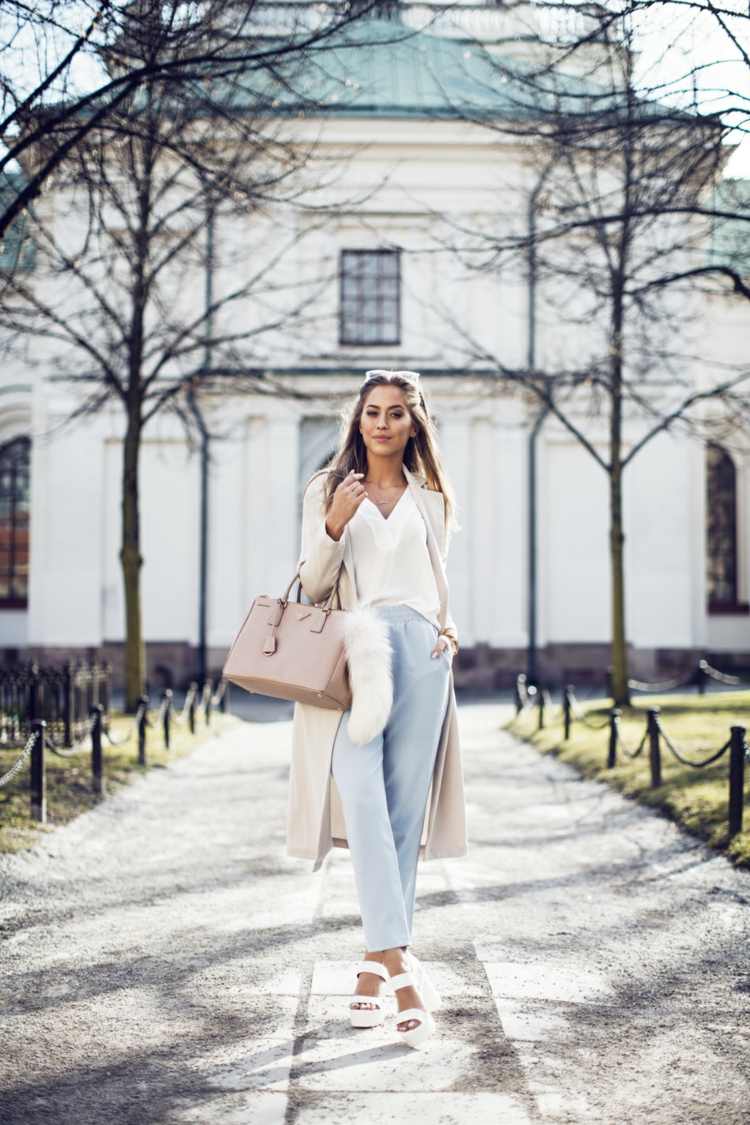 street style mode damer våren eleganta jeans beige handväska