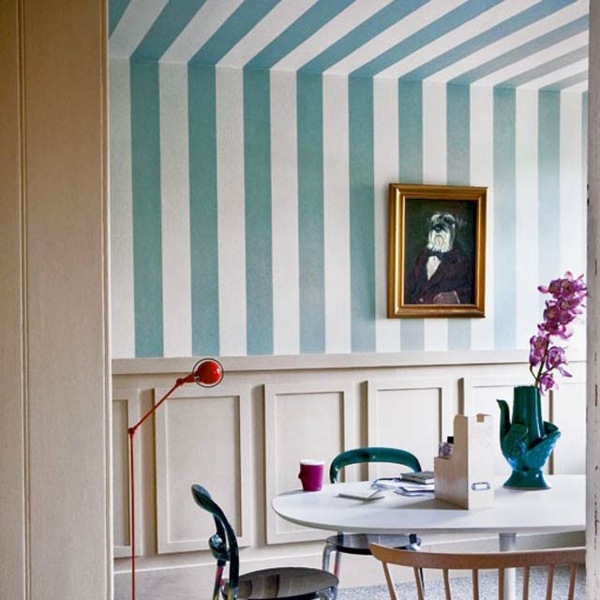 Stripes-on-the-tak-och-vägg-ljusblå matsal
