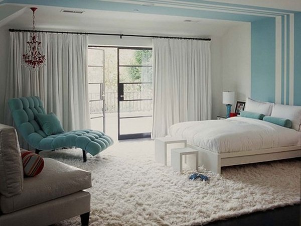 Ränder-i-taket-ljusblå-sovrum