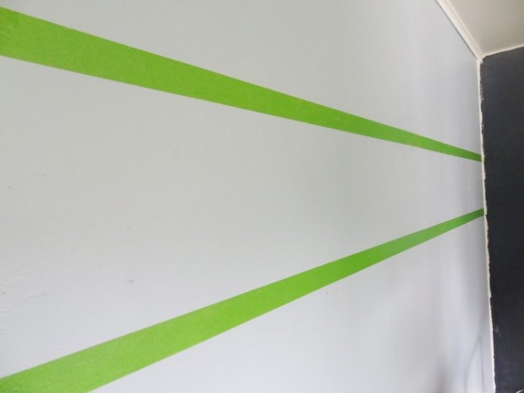 Måleremsor på väggen instruktioner-basfärg-målartejp