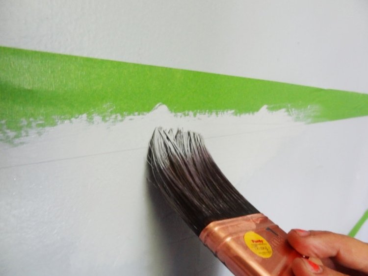 Måleremsor på väggen instruktioner-målarens crepe pensel