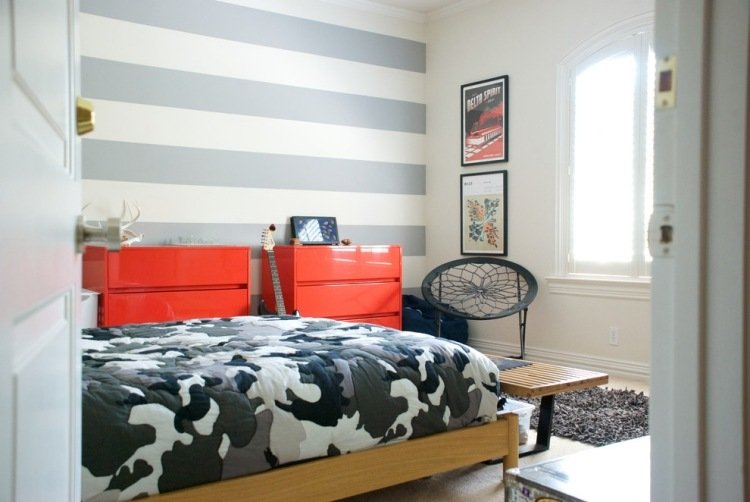 vägg-ränder-sovrum-pojke-horisontell-grå-vit-röd-byråer