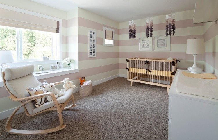 Ränder på väggen barnrum-rosa-grädde-trämöbler-matta