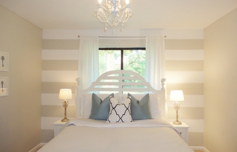 ränder på väggen neutral färg beige vita sovrum säng sänglampor