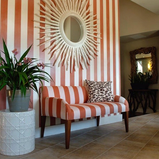 orange-ränder-på-väggen-samma-mönster-soffa