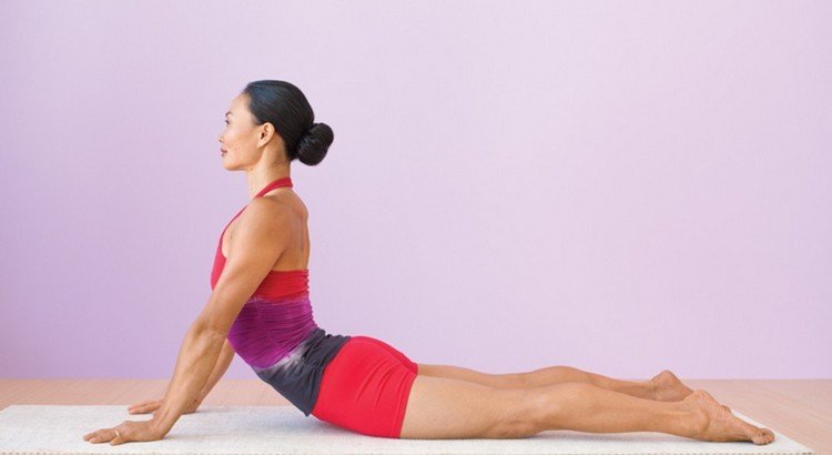 Sträcker mage nedre delen av ryggen yoga