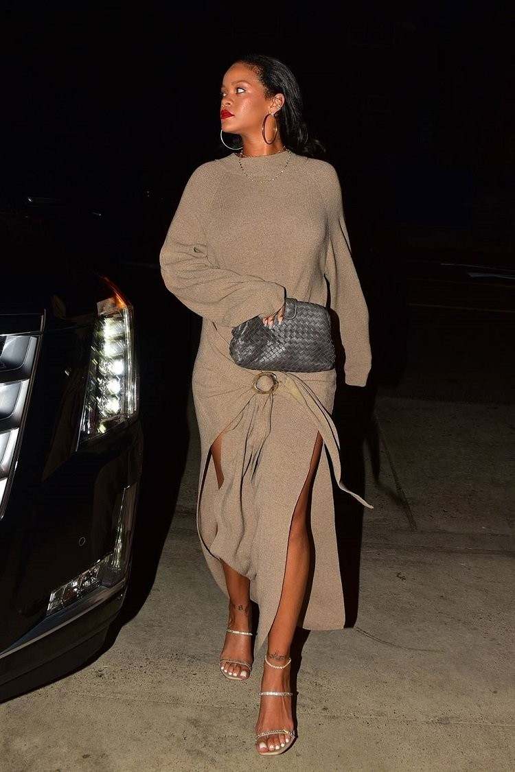 Stickad klänning kombinerar höstens modetrender Rihanna -outfits