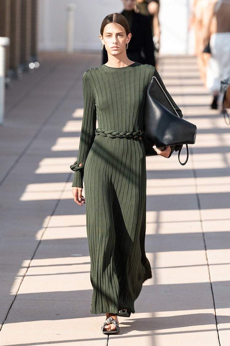 Grön trendfärg höstvinter 2020 kombinerar lång stickad klänning