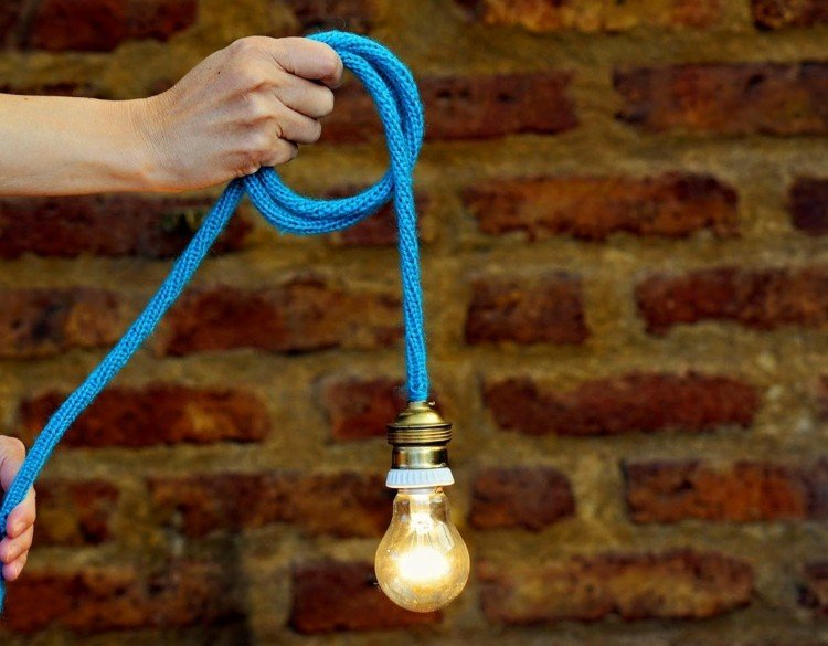 stickning-fleece-idéer-kabel-design-blå-ull-glödlampa-belysning