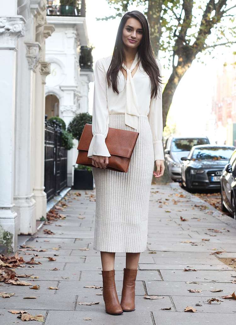 Stickad kjol kombinerar midi-längd sidenblus i grädde och vitt med bruna läderstövlar