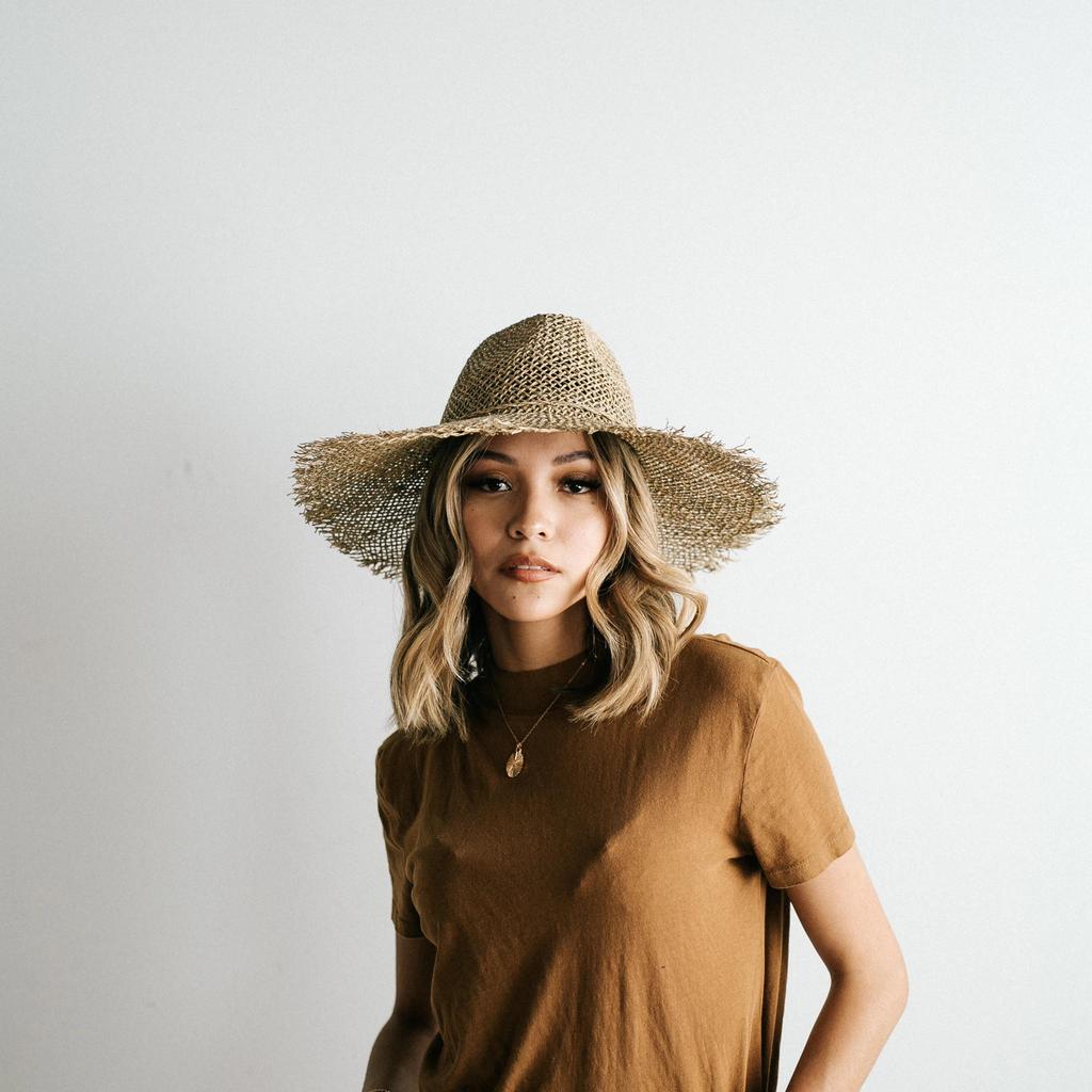 Frisyrer för hatten sommar outfit idéer t-shirt överdimensionerade modetrender