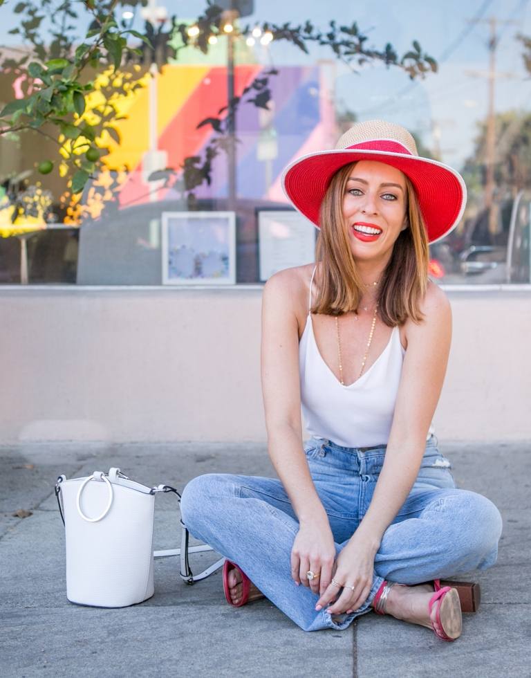 Spice up kvinnors hattar helt enkelt mamma jeans kombinerar armband handväska modetrender