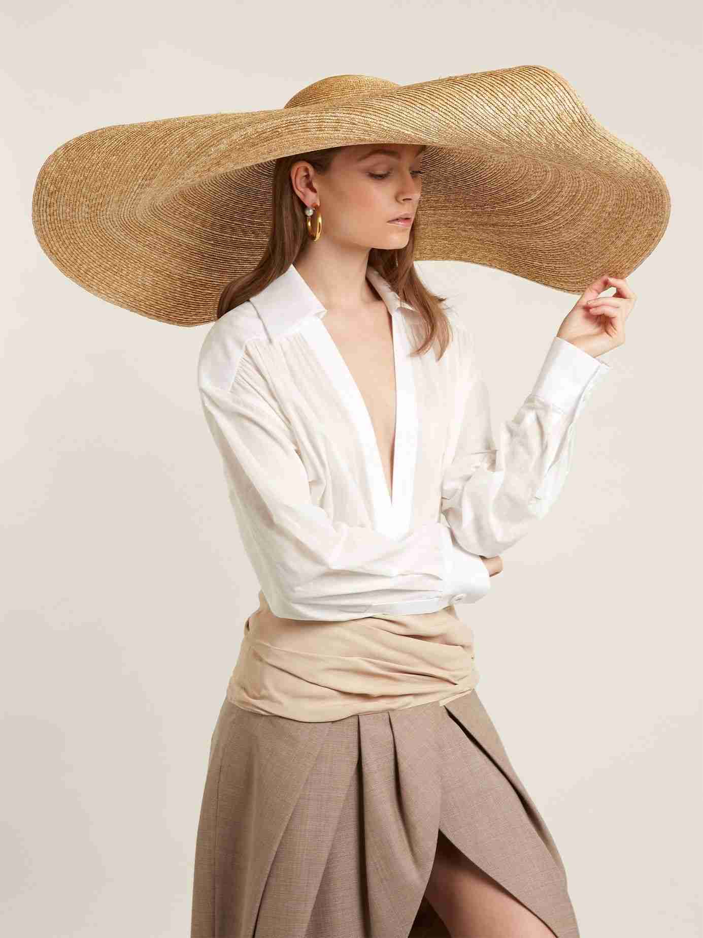 XXL stråhatt för kvinnor modetrender sommar 2019 skjortblus vit
