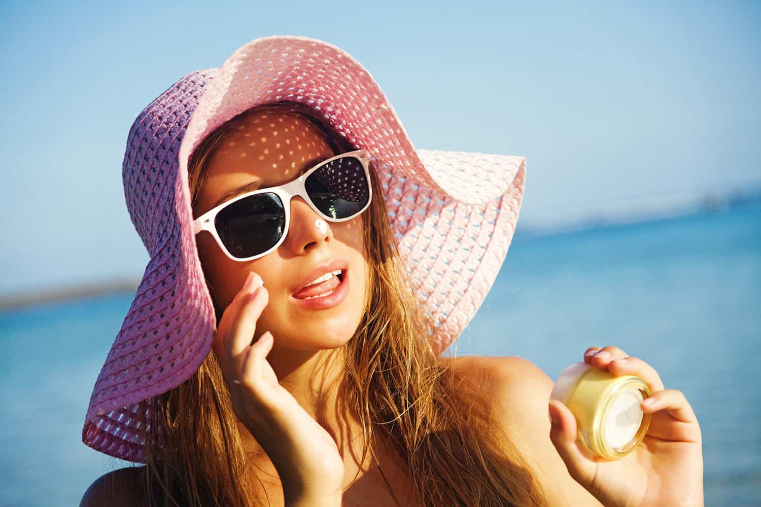 Halmhatt för kvinnor beach outfit idéer solglasögon modetrender solskydd hudvård