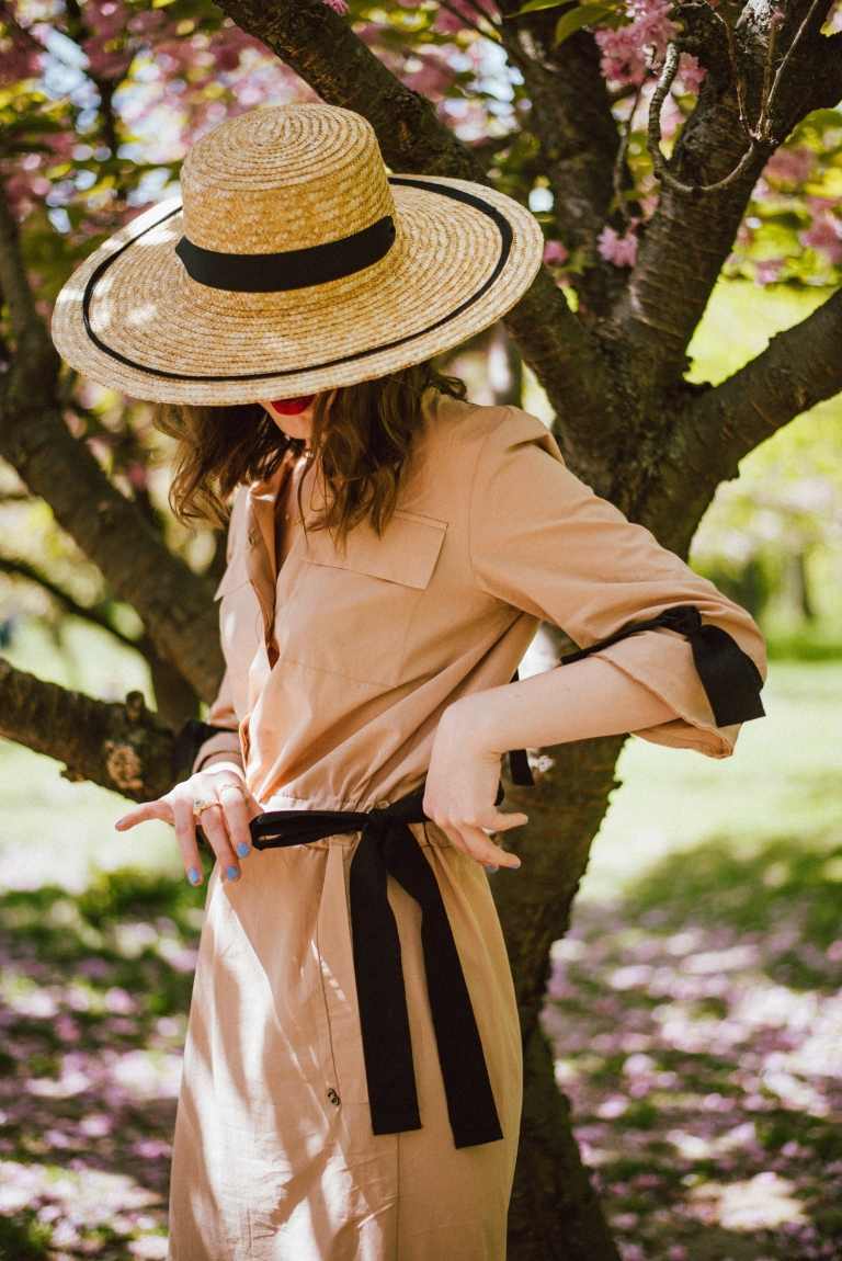 Halmhatt för kvinnor outfit elegant skjortklänning beige modetrender sommar trend färger