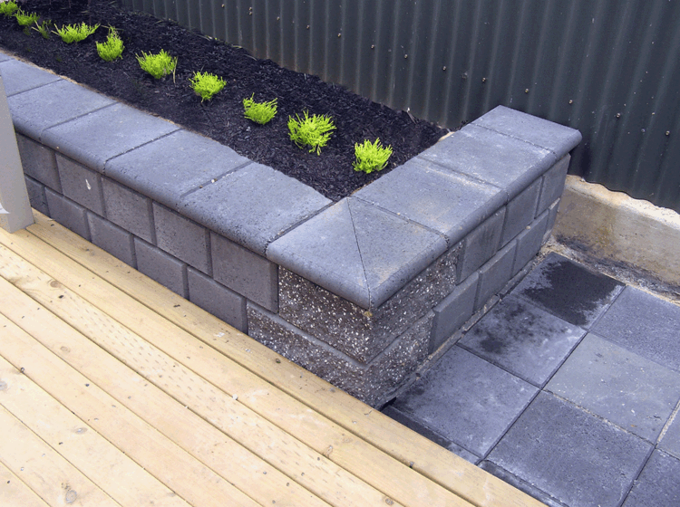 Stödmur i trädgården modern-grå-sten-säng-design-trä-terrass