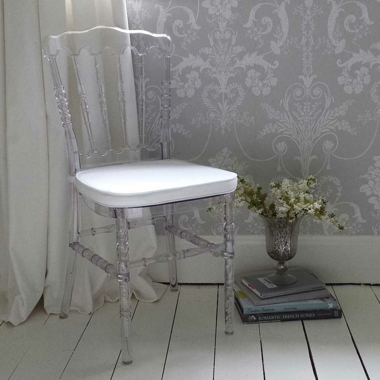 transparent stol akryl klassisk form vintage sittdyna vit tapet grå