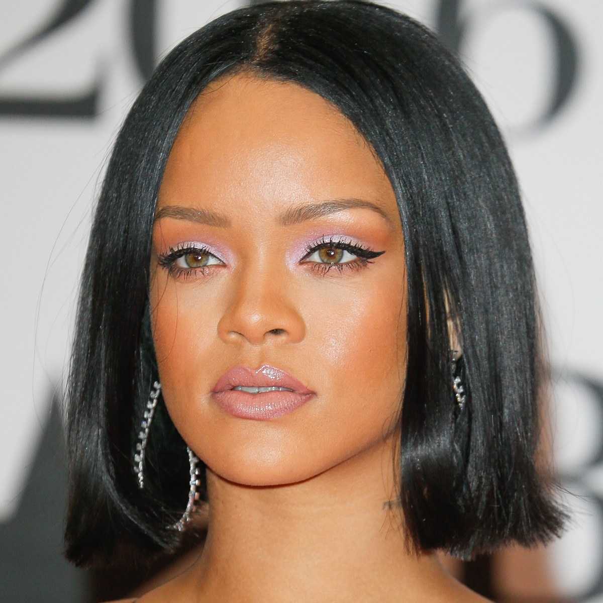 Rihanna frisyrer Kort hår Pastell Rosa ögonskugga ögonmakeup