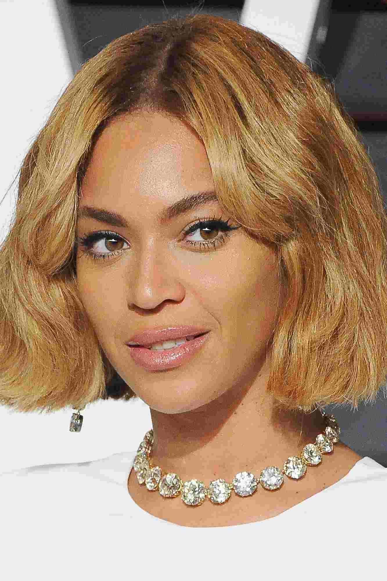 Beyonce frisyrer kort hår med vågor honung blond hårfärg