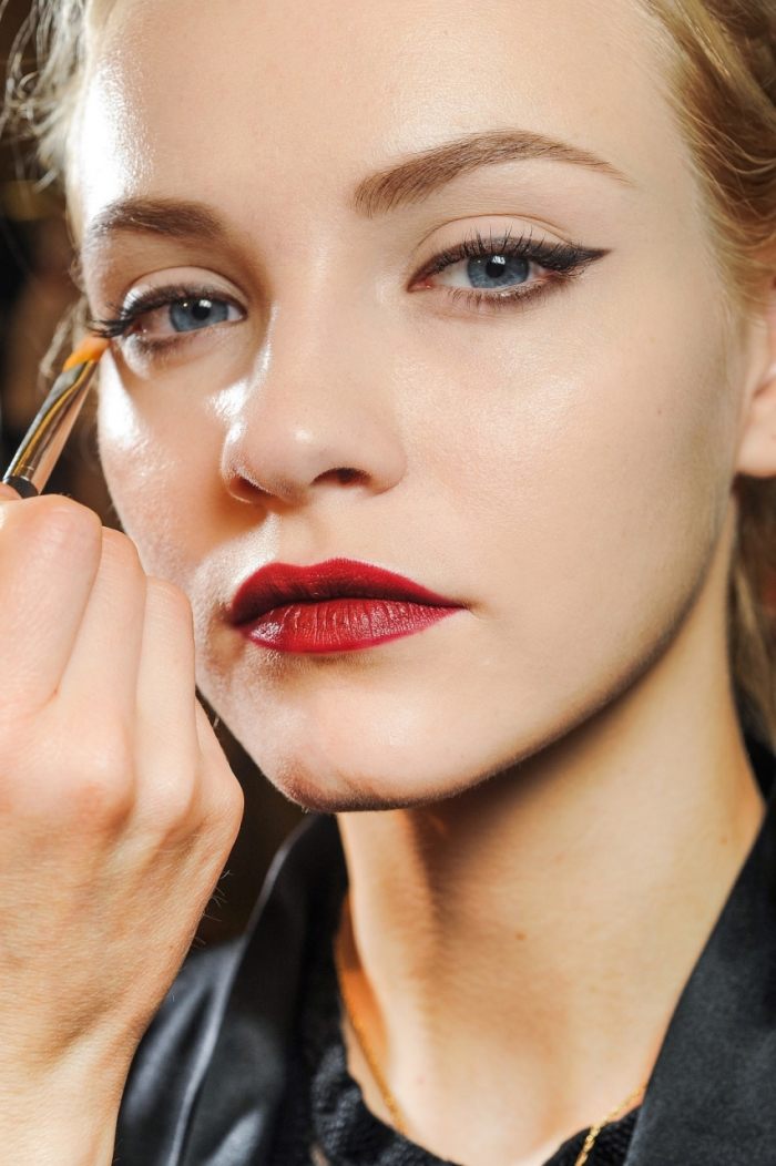 höst-vinter-ögon-smink-subtil-svart-eyeliner-röda läppar