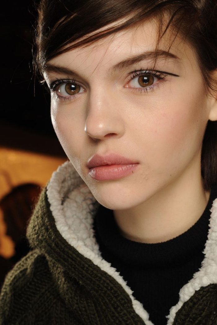 eyeliner-i-ögonlocket-vik-ritade-trendiga-smink-naken-läppglans