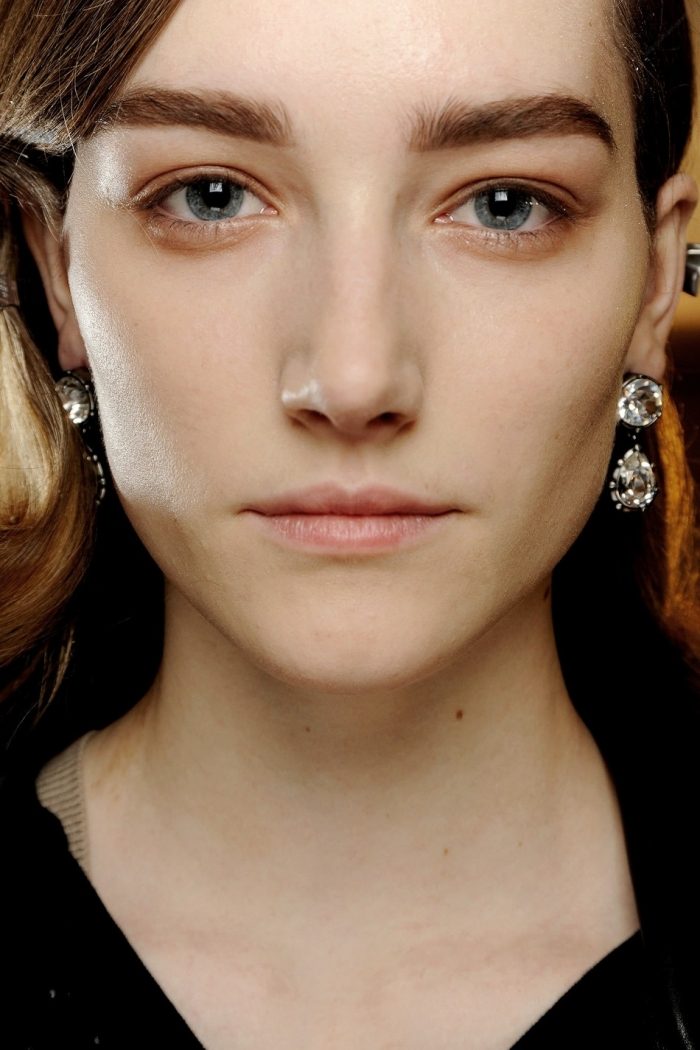 nude-look-eye-make-up-blank-örhängen-studded-with-stones-trender